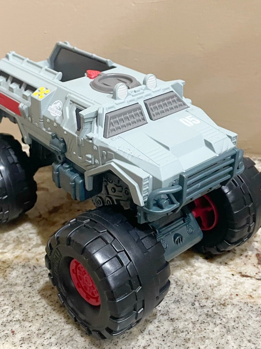 Jurassic World Dominion Armored Action Truck Matchbox Mattel